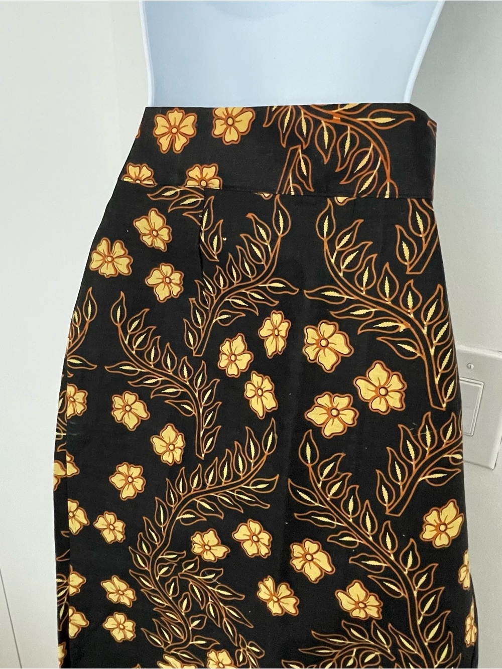 NWT Batik First Asymmetric Black Floral-Print Midi Skirt Yellow & Orange Small - Picture 10 of 14